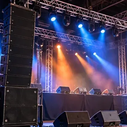 Podium met gekleurde verlichting tijdens een evenement