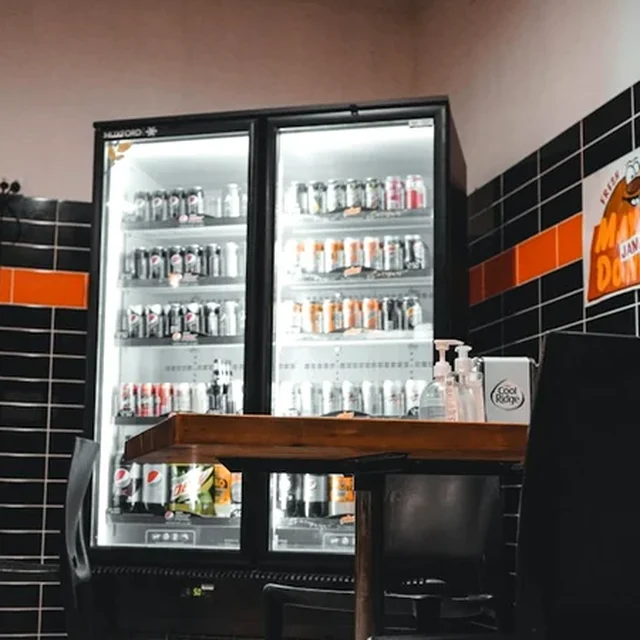 Gekoelde dranken in een koelkast
