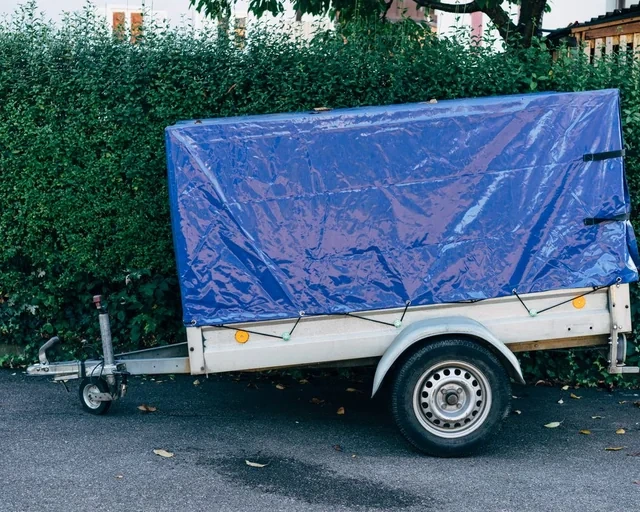 Aanhanger met huif voor het vervoeren van spullen