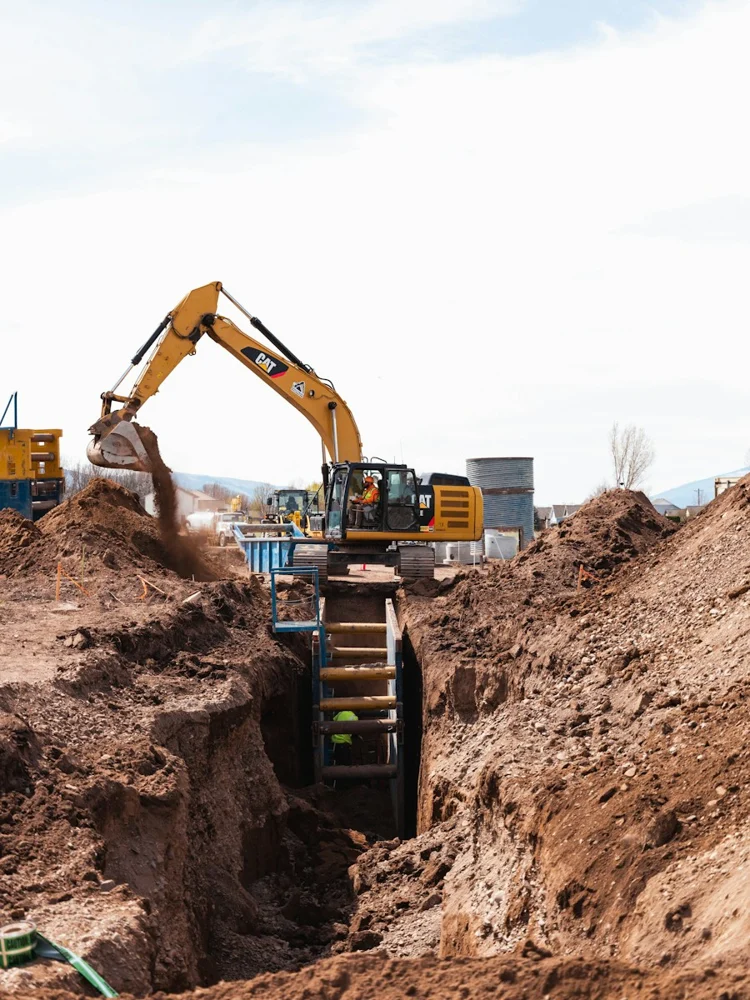 Graafmachine tijdens grondwerk op een werkterrein