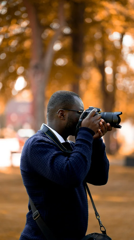 Fotograaf met camera tijdens een opname buiten